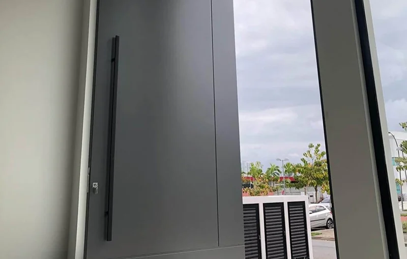 Puerta fabricada en ACM